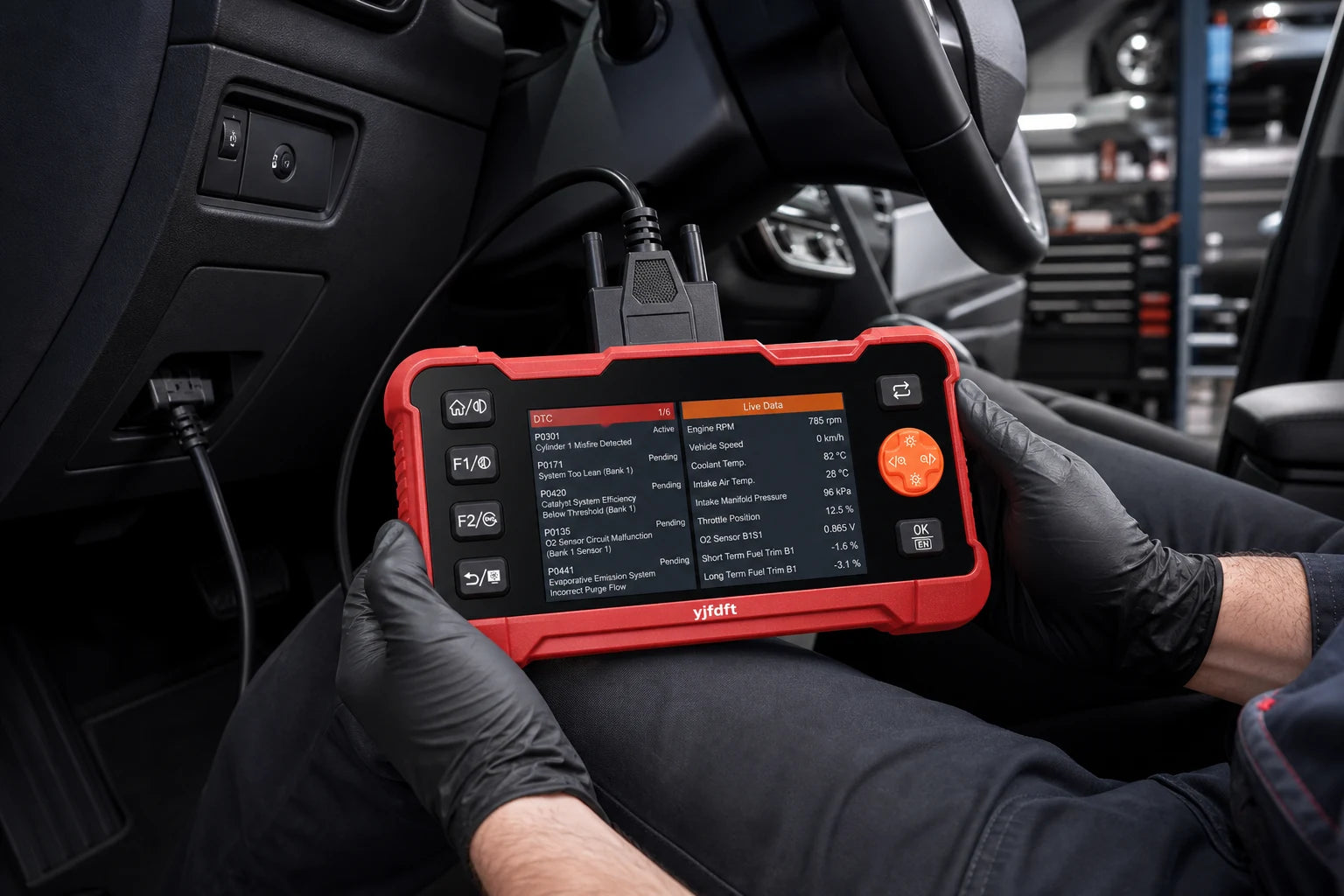 Mechaniker liest OBD2-Fehlercodes direkt am yjfdft Gerät aus